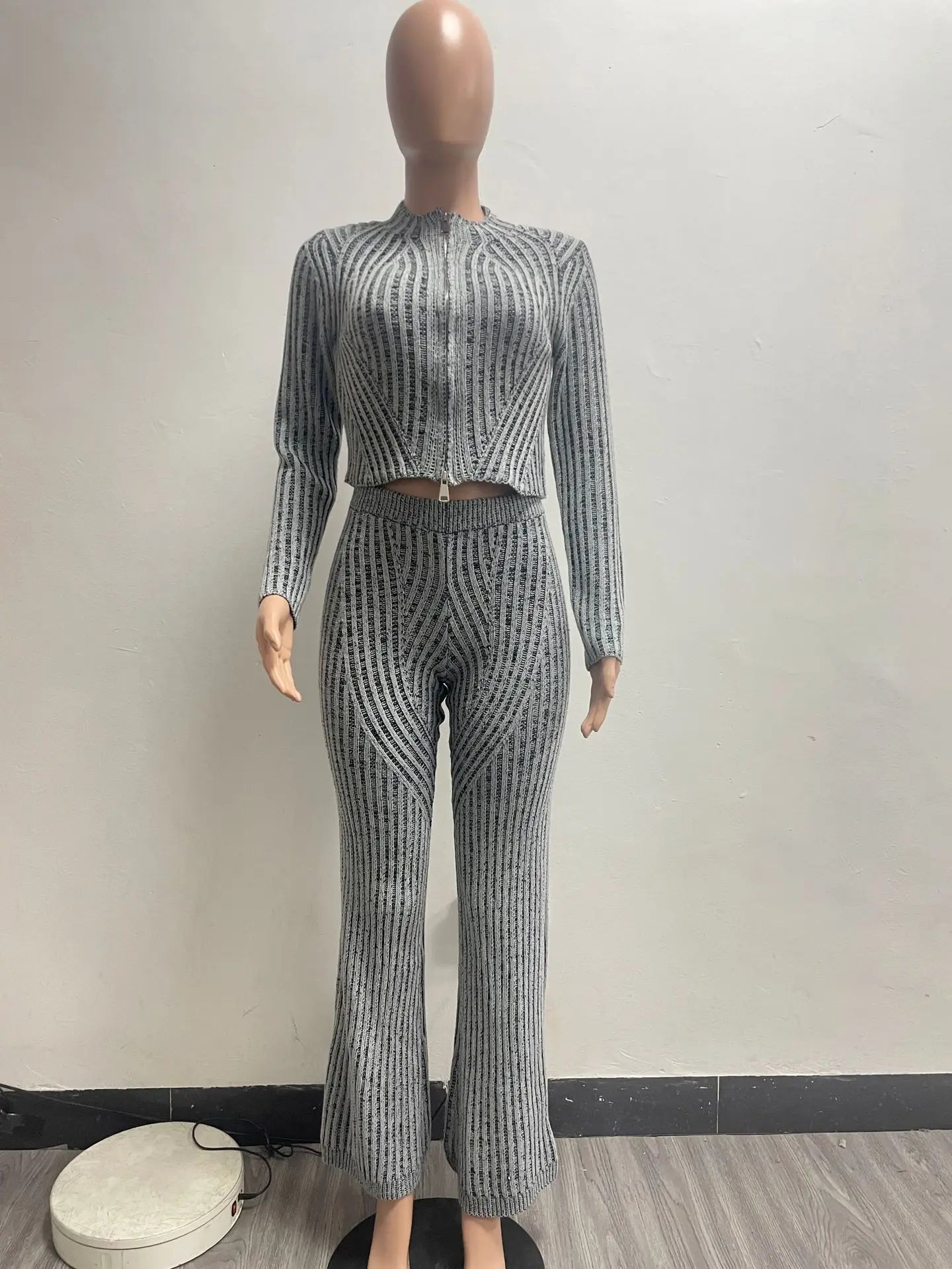 Chic Women's Knit Casual 2-Piece Set - Crop Top & Flare Pants.