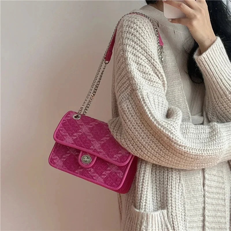 Chic Rose Pink Luxury Crossbody Lock Shoulder Bag.